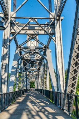 Bir yaya köprüsü Saelm, Oregon 'da bir nehri kapsar..