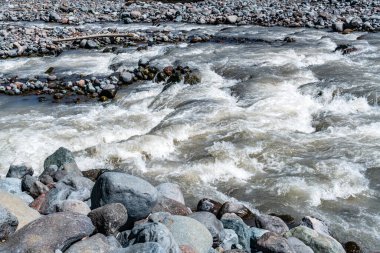 Washington 'daki Rainier Dağı' ndan akan akıntıların görüntüsü.