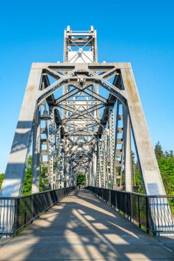 Bir yaya köprüsü Salem, Oregon 'da bir nehri kapsar..