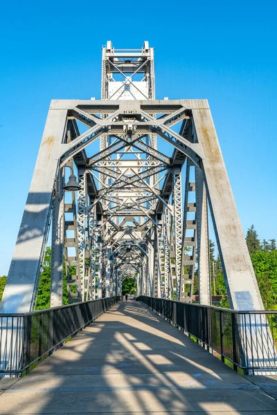 Egy Gyalogos Híd Átível Egy Folyón Salemben Oregonban — Stock Fotó