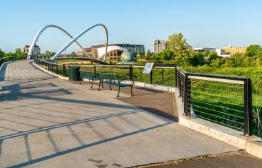 Salem, Oregon 'daki Riverfront Park' taki Minto Adası Köprüsü ve Eco-Earth Globe manzarası.