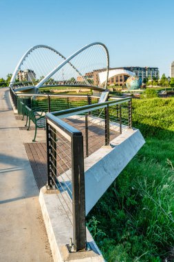 Salem, Oregon 'daki Riverfront Park' taki Minto Adası Köprüsü ve Eco-Earth Globe manzarası.