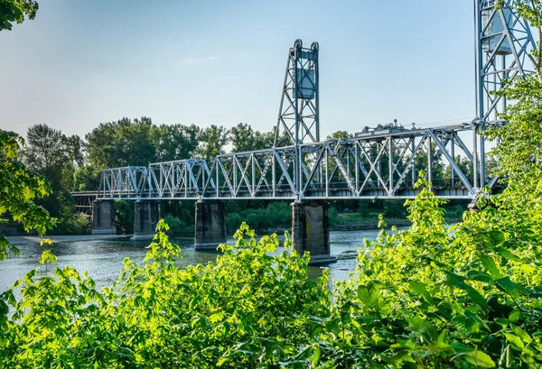 俄勒冈州赛伦市一座横跨河流的人行桥 — 图库照片