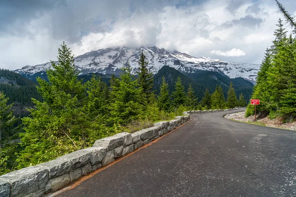 Uma Vista Uma Estrada Monte Rainier Com Nuvens Estado Washington — Fotografia de Stock