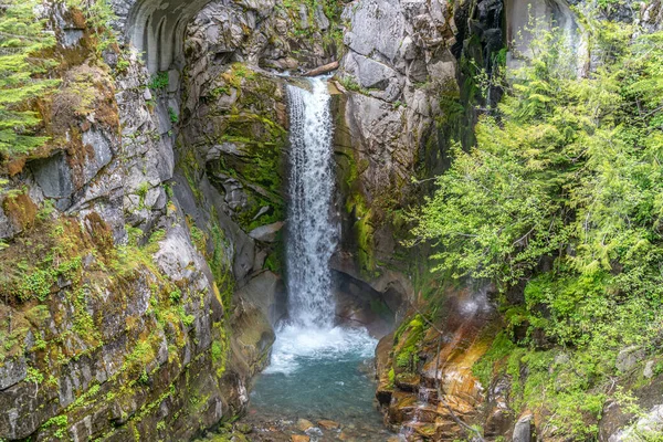 Uma Vista Uma Cachoeira Com Uma Estrada Acima Monte Rainier — Fotografia de Stock