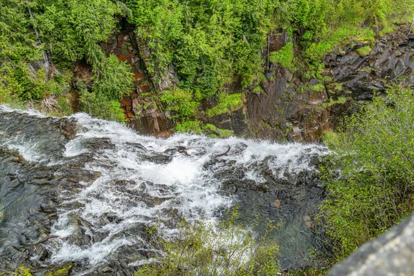 华盛顿州雷尼尔山附近瀑布顶部的景观 — 图库照片