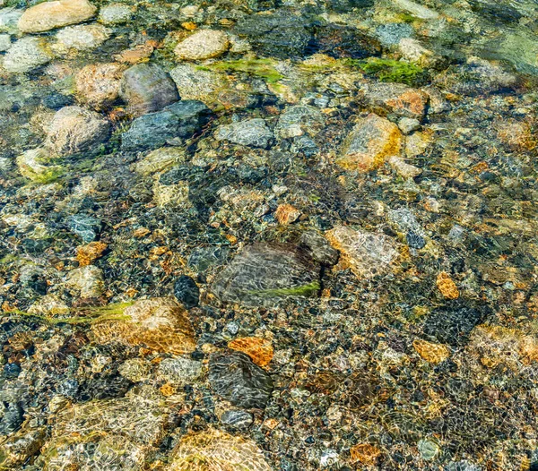 华盛顿州一条溪流中清澈水面下岩石的背景图 — 图库照片