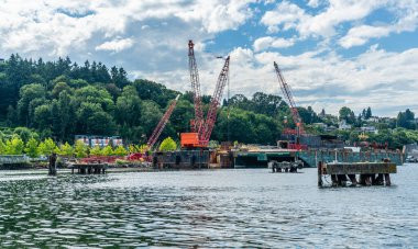 Batı Seattle, Washington 'daki rıhtımda vinçler.