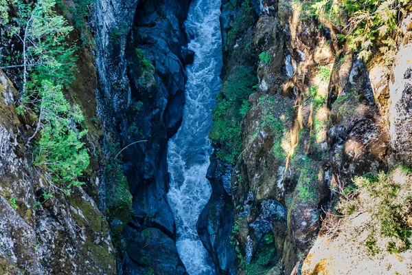 雷尼尔山上的一条河流过一条裂缝 在华盛顿州 — 图库照片