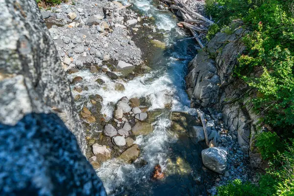 在兰尼尔山国家公园的高速公路下 一条冰川形成的河流流淌着 — 图库照片