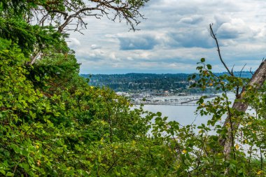 Washington, Des Moines 'te bulutlu bir marina manzarası..