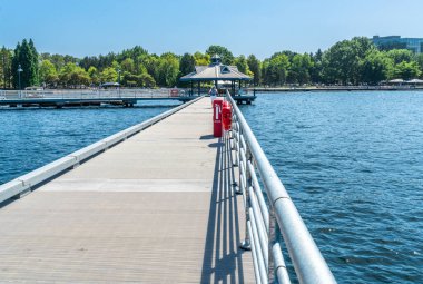 Renton, Washington 'daki Gene Coulon Parkı' ndaki rıhtım manzarası.