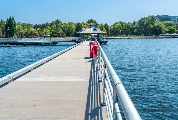 Renton, Washington 'daki Gene Coulon Parkı' ndaki rıhtım manzarası.