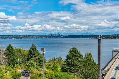 Bellevue, Washington 'un Washington Gölü boyunca uzanan silueti..