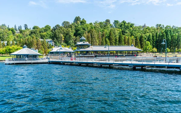 Renton, Washington 'daki Gene Coulon Parkı' ndaki rıhtım manzarası.