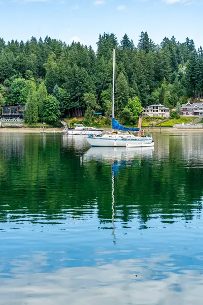 Een Zeilboot Ligt Voor Anker Gig Harbor Washington — Stockfoto