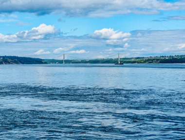 Washington 'daki Fox Adası' ndan Tacoma Narrows Köprüsü manzarası.