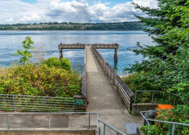 Washington 'daki Fox Island' da bir balıkçı iskelesi manzarası.
