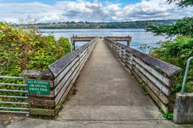 Washington 'daki Fox Island' da bir balıkçı iskelesi manzarası.