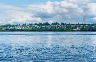 Tacoma Narrows 'a bakan deniz manzaralı evler. Fotoğraf Fox Island 'dan. Washington Eyaletinde.