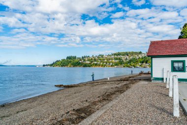 Washington Brown 's Point yakınlarında Puget Sound manzaralı evler..