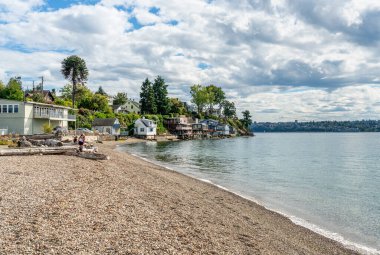 Brown 's Point, Washington' daki kıyı boyunca ev manzarası.