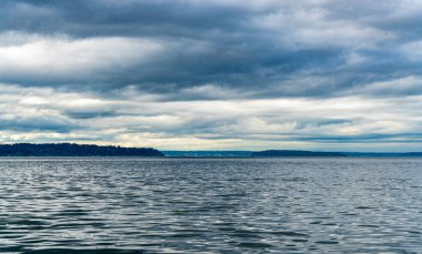 Washington, Burien 'deki Puget Sound' da bulutlar uçuşuyor..
