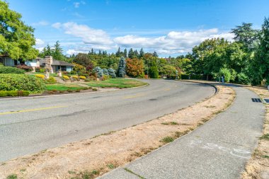 Seattle, Washington 'ın Magnolia bölgesindeki bir caddenin veiw' i..