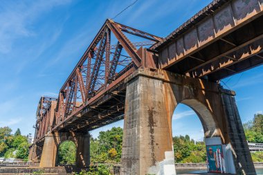 Ballard, Washington 'daki Lock' ta eski paslı bir tren köprüsü manzarası..