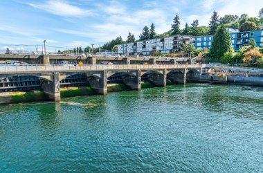 Ballard, Washington 'daki Ballard Locks' ta yürüyüş manzarası.