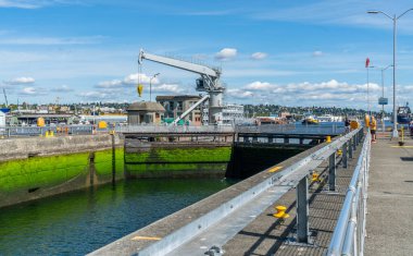 Ballard, Washington 'daki Ballard Kilitleri' nde büyük bir vinç..