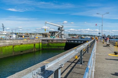 Ballard, Washington 'daki Ballard Kilitleri' nde büyük bir vinç..
