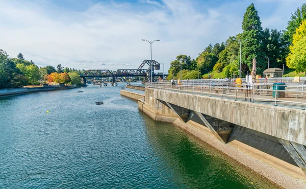 Ballard, Washington 'daki Ballard Lock' a giriş manzarası.