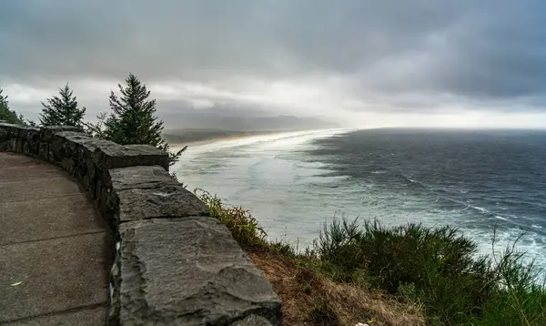 嵐の日にオレゴン州の海岸の海岸を眺める — ストック写真