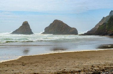 Oregon 'da arainy gününde denizde bir kara oluşumunun görüntüsü.