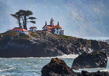 Kaliforniya Crescent City 'deki Battery Point Deniz Feneri manzarası.