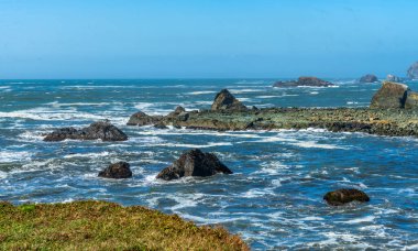 Kaliforniya, Crescent City 'de denizdeki kara oluşumları.