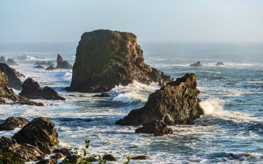 Brookings, Oregon 'daki deniz oluşumlarının manzarası.
