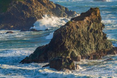 Brookings, Oregon 'daki deniz oluşumlarının manzarası.