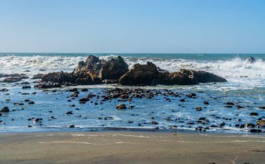 Kaliforniya kıyı şeridinin sığ sularındaki kaya oluşumlarının görüntüsü.