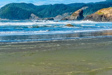 Oregon 'daki Meyers Creek Sahili' nde dalgalar kıyıya doğru akıyor..