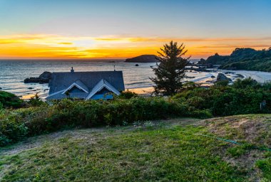 Brookings, Oregon 'daki bir evden gün batımı görüntüsü.