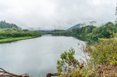 Oregon Eyaleti 'nde bir nehir boyunca uzanan bir karayolu Brdige..