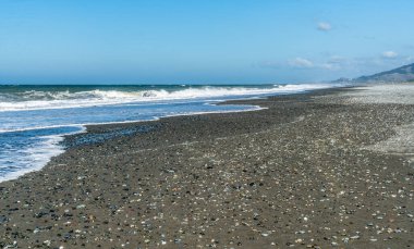Oregon eyaletindeki Öpüşme Kayası yakınlarındaki Güney Sahili 'nin kıyı şeridi manzarası.