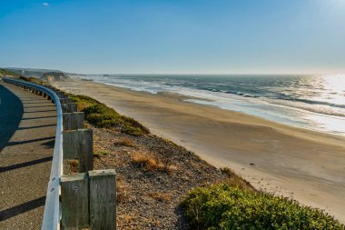 Oregon eyaletinde 101. Otoyol 'dan okyanus manzarası.