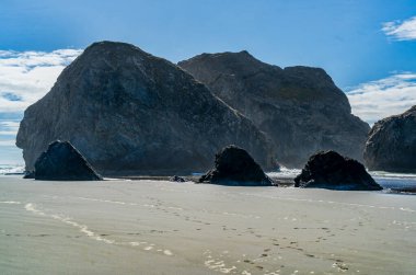 Oregon 'daki Meyers Creek Sahili' ndeki kaya oluşumlarının görüntüsü..