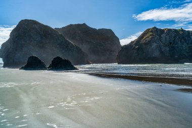 Oregon 'daki Meyers Creek Sahili' ndeki kaya oluşumlarının görüntüsü..