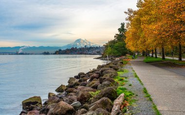 Washington, Ruston 'dan bulutlu bir günde Rainier Dağı manzarası.
