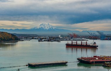 Uzak mesafede Rainier Dağı ile Tacoma Limanı 'nda bir veiw..