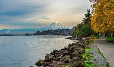 Washington, Ruston 'dan bulutlu bir günde Rainier Dağı manzarası.